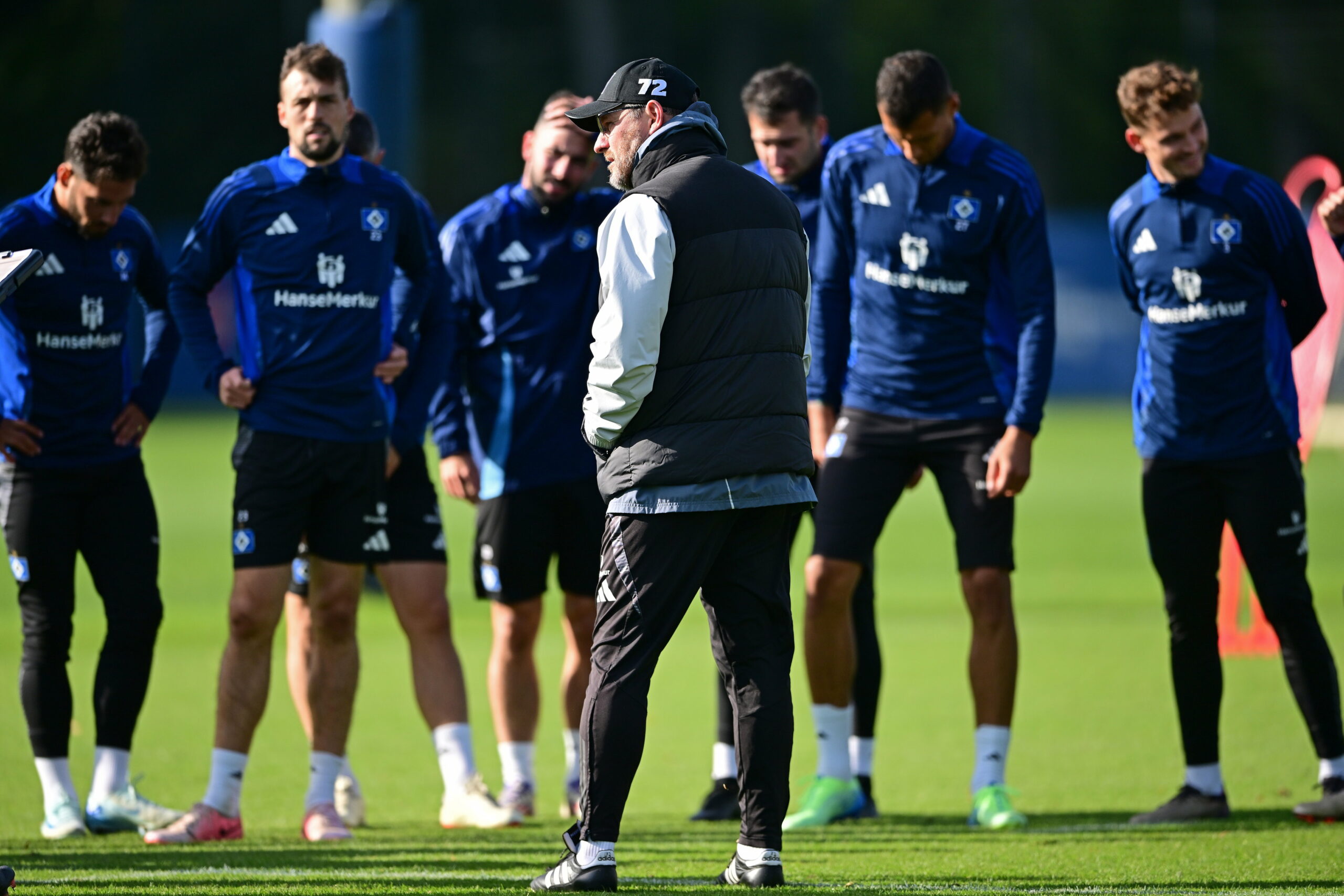 HSV-Coach Steffen Baumgart spricht auf dem Trainingsplatz zu seinen Spielern.