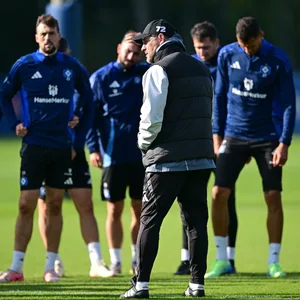 HSV-Coach Steffen Baumgart spricht auf dem Trainingsplatz zu seinen Spielern.