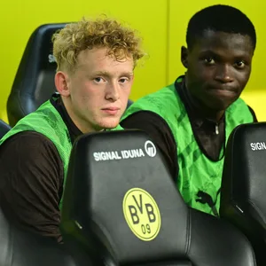 Marwin Schmitz auf der Bank in Dortmund. Neben ihm Torwarttalent Ronny Seibt.