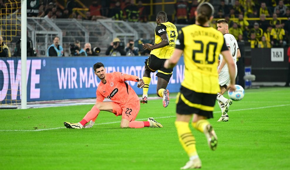 St. Pauli-Keeper Nikola Vasilj pariert gegen Dortmunds Serhou Guirassy