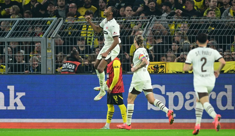 St. Paulis Morgan Guilavogui feiert sein vermeintliches 1:0 in Dortmund