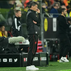 Niedergeschlagen: St. Pauli-Coach Alexander Blessin