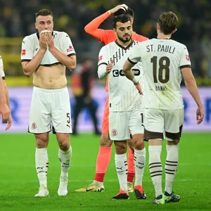Frustrierte Kiezkicker nach dem Abpfiff in Dortmund