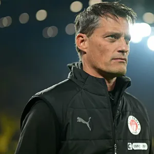 Nahaufnahme von St. Paulis Trainer Alexander Blessin beim Spiel in Dortmund