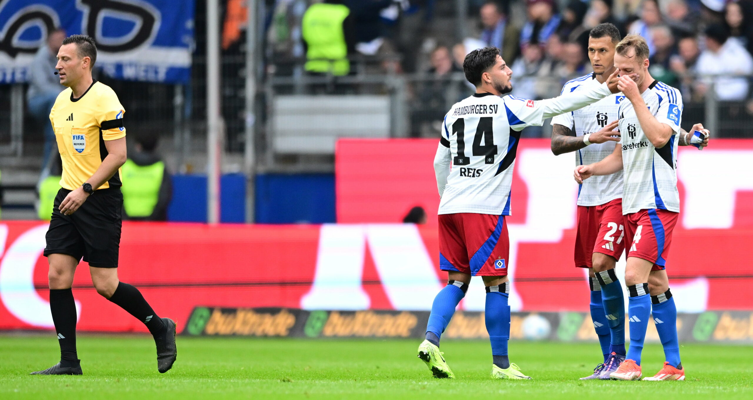 Ludovit Reis und Davie Selke trösten HSV-Kapitän Sebastian Schonlau (v.l.) nach seiner Roten Karte.