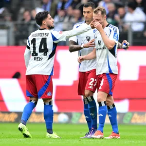 Ludovit Reis und Davie Selke trösten HSV-Kapitän Sebastian Schonlau (v.l.) nach seiner Roten Karte.