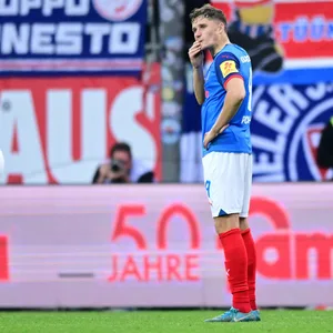 Steven Skrzybski und Benedict Pichler stehen enttäuscht auf dem Spielfeld