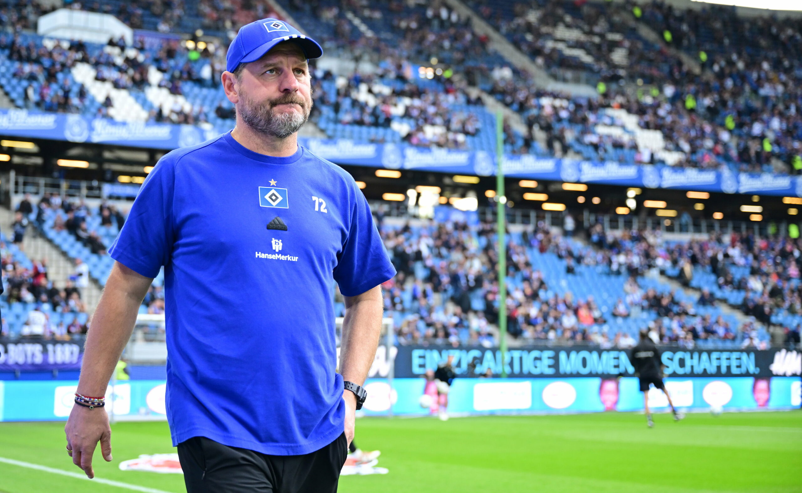 Steffen Baumgart betritt vor dem Spiel gegen Magdeburg das Volksparkstadion.