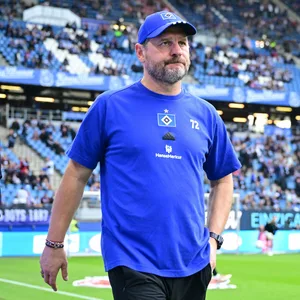 Steffen Baumgart betritt vor dem Spiel gegen Magdeburg das Volksparkstadion.