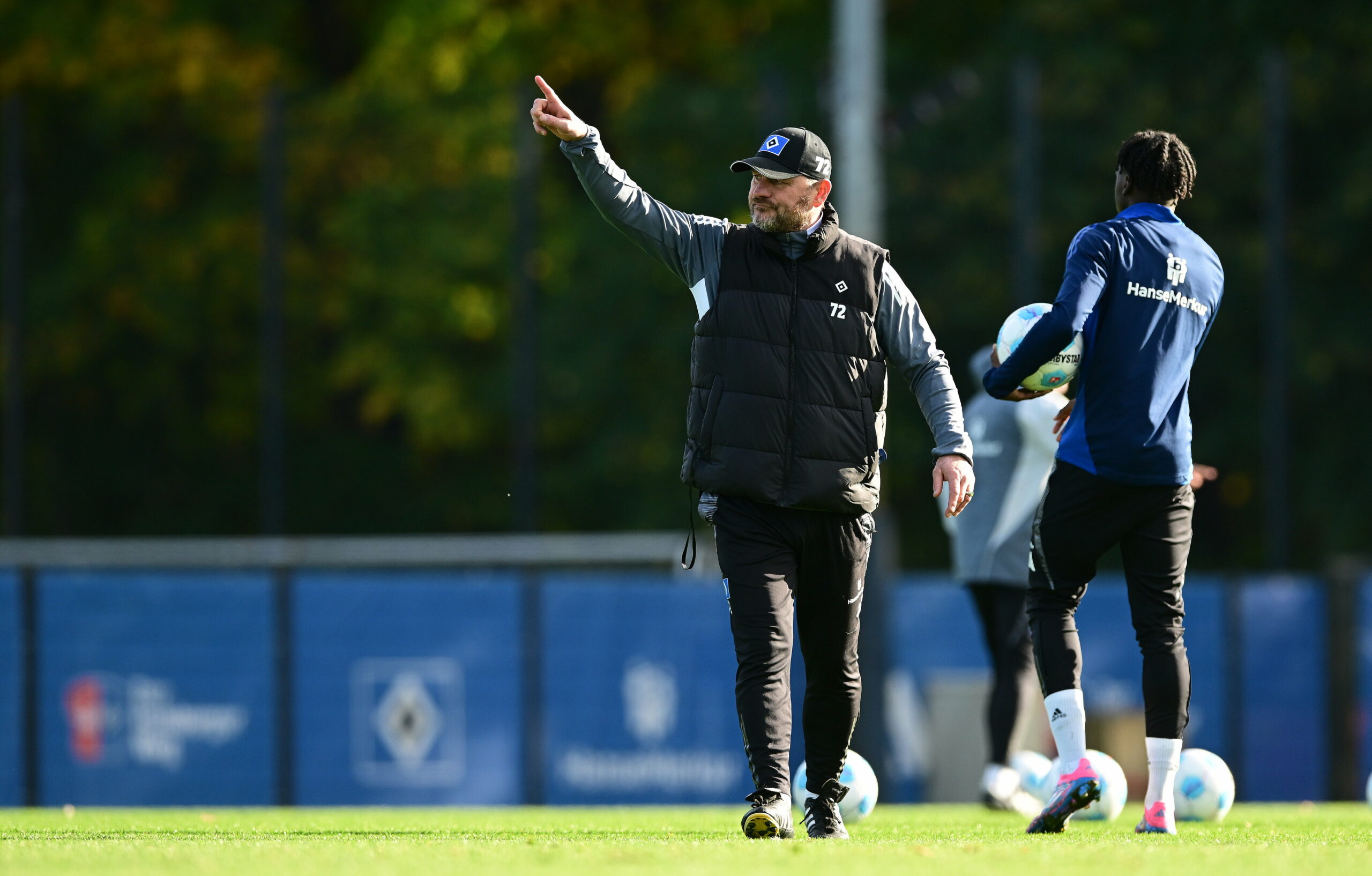 Der Weg nach oben soll fortgesetzt werden: Steffen Baumgart und der HSV treten am Samstag in Elversberg an.