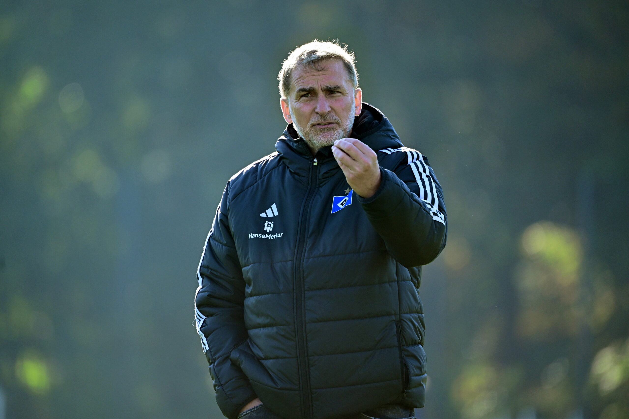 HSV-Vorstand Stefan Kuntz macht eine Handgeste im Training