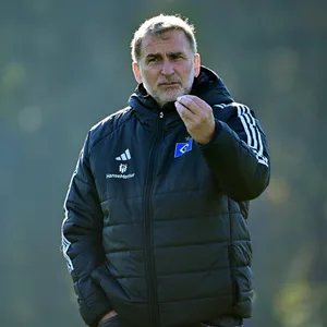 HSV-Vorstand Stefan Kuntz macht eine Handgeste im Training