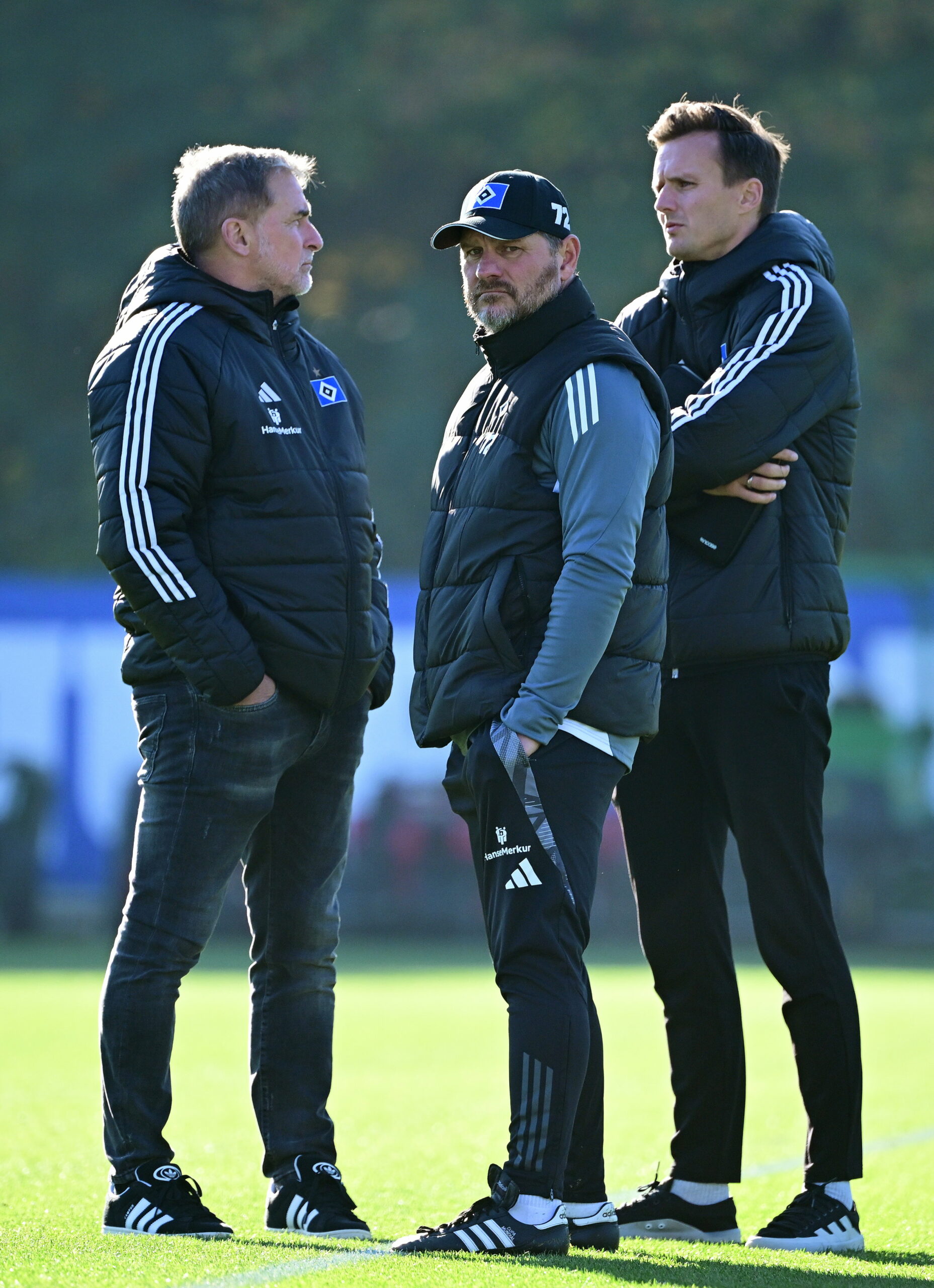 Stefan Kuntz, Steffen Baumgart und Claus Costa unterhalten sich auf dem Trainingsplatz