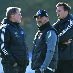 Stefan Kuntz, Steffen Baumgart und Claus Costa unterhalten sich auf dem Trainingsplatz