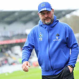 Steffen Baumgart in voller HSV-Montur