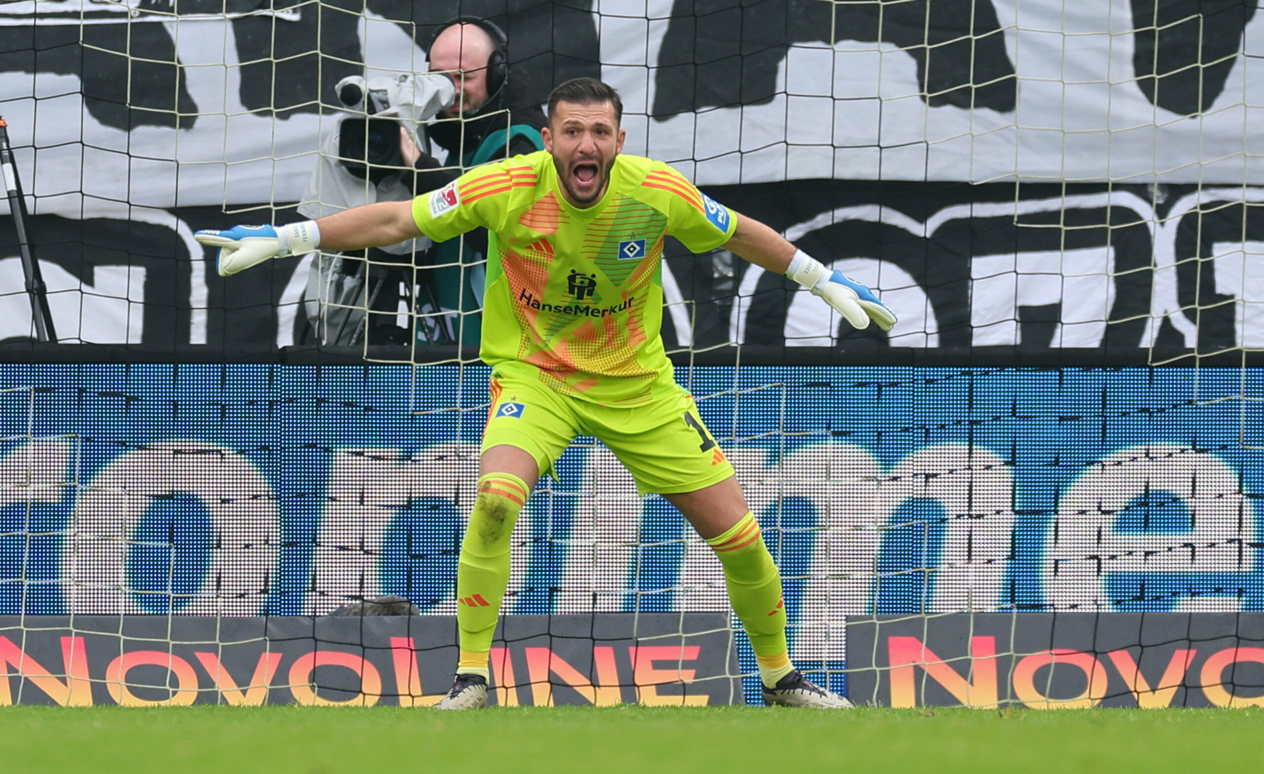 Daniel Heuer Fernandes (HSV) schreit und gestikuliert im Spiel gegen den SV Elversberg