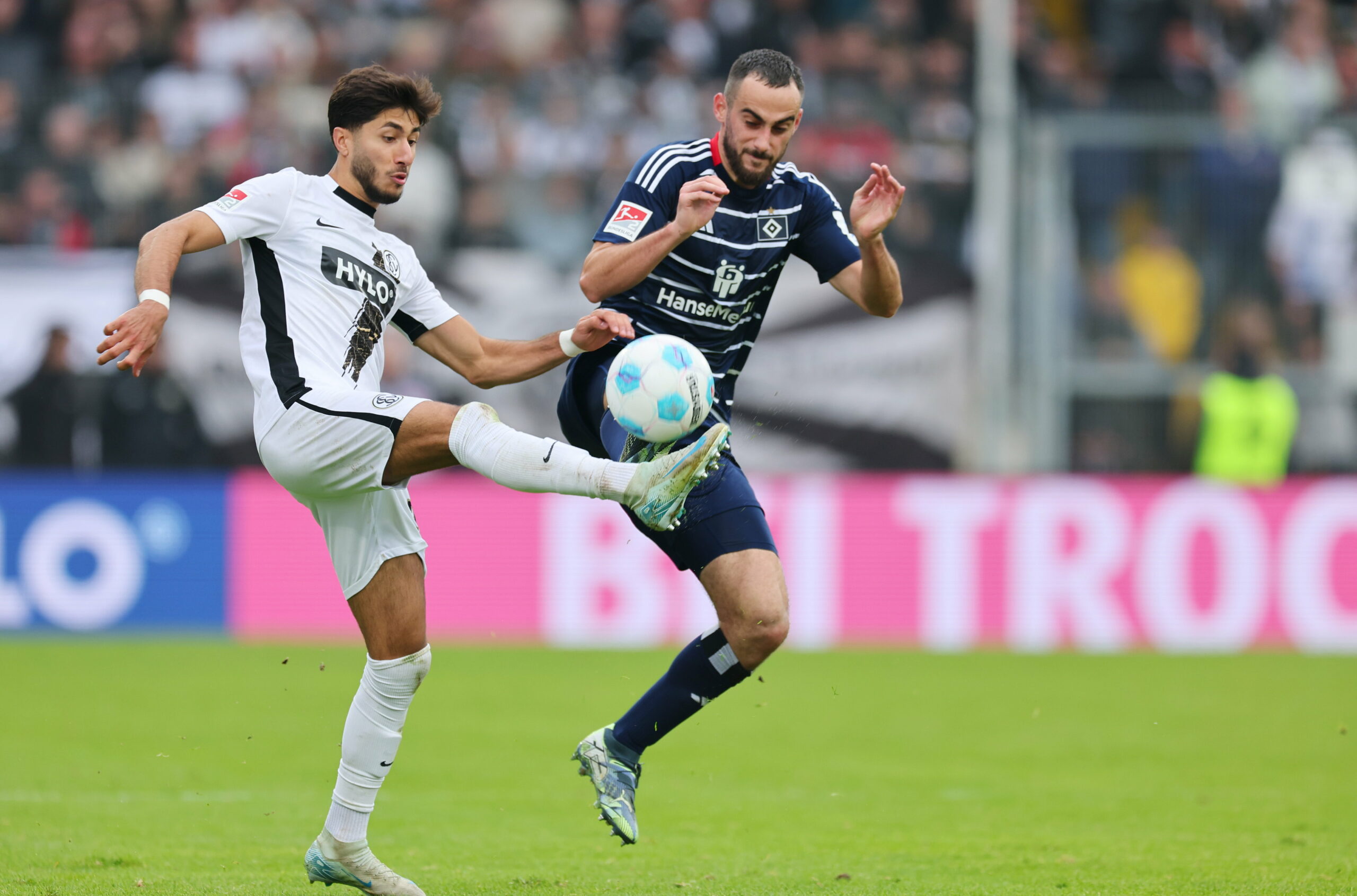 Lucas Perrin stand in Elversberg (hier Muhammed Damar/l.) erstmals in der Startelf des HSV.