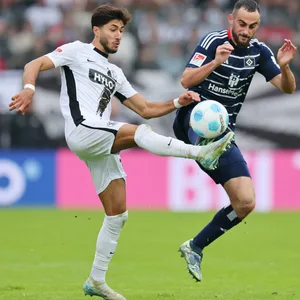 Lucas Perrin stand in Elversberg (hier Muhammed Damar/l.) erstmals in der Startelf des HSV.