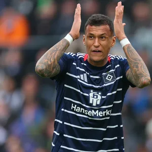 Davie Selke schlägt im Spiel gegen Elversberg die Hände wütend über dem Kopf zusammen