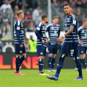 Davie Selke schleicht geknickt pber den Platz.