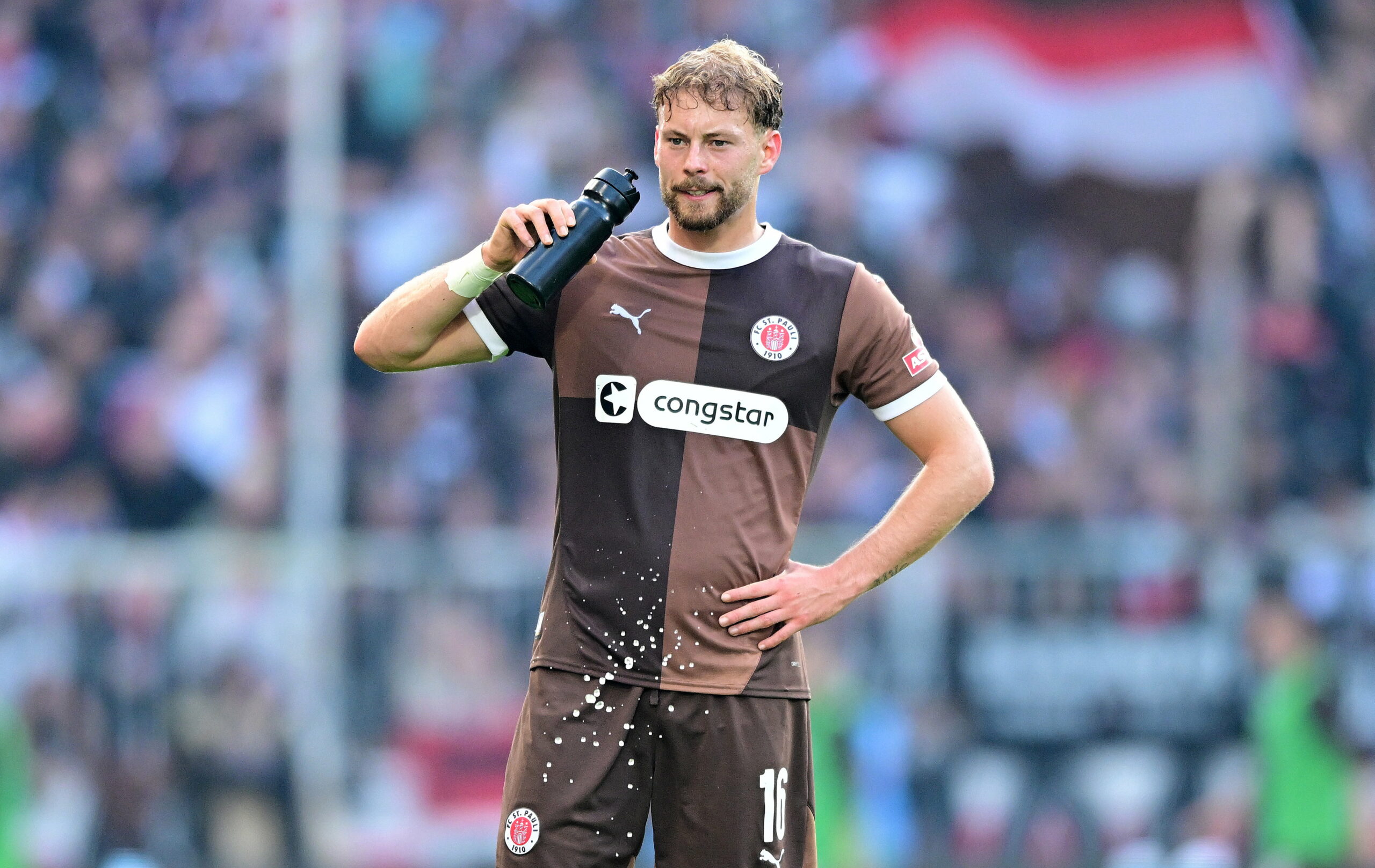 Carlo Boukhalfa trinkt aus einer Wasserflasche.