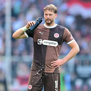 Carlo Boukhalfa trinkt aus einer Wasserflasche.