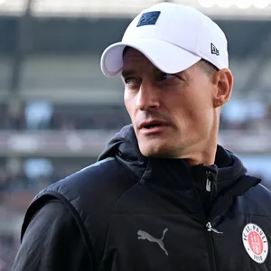 St. Pauli-Trainer Alexander Blessin mit weißer Cap auf dem Kopf.