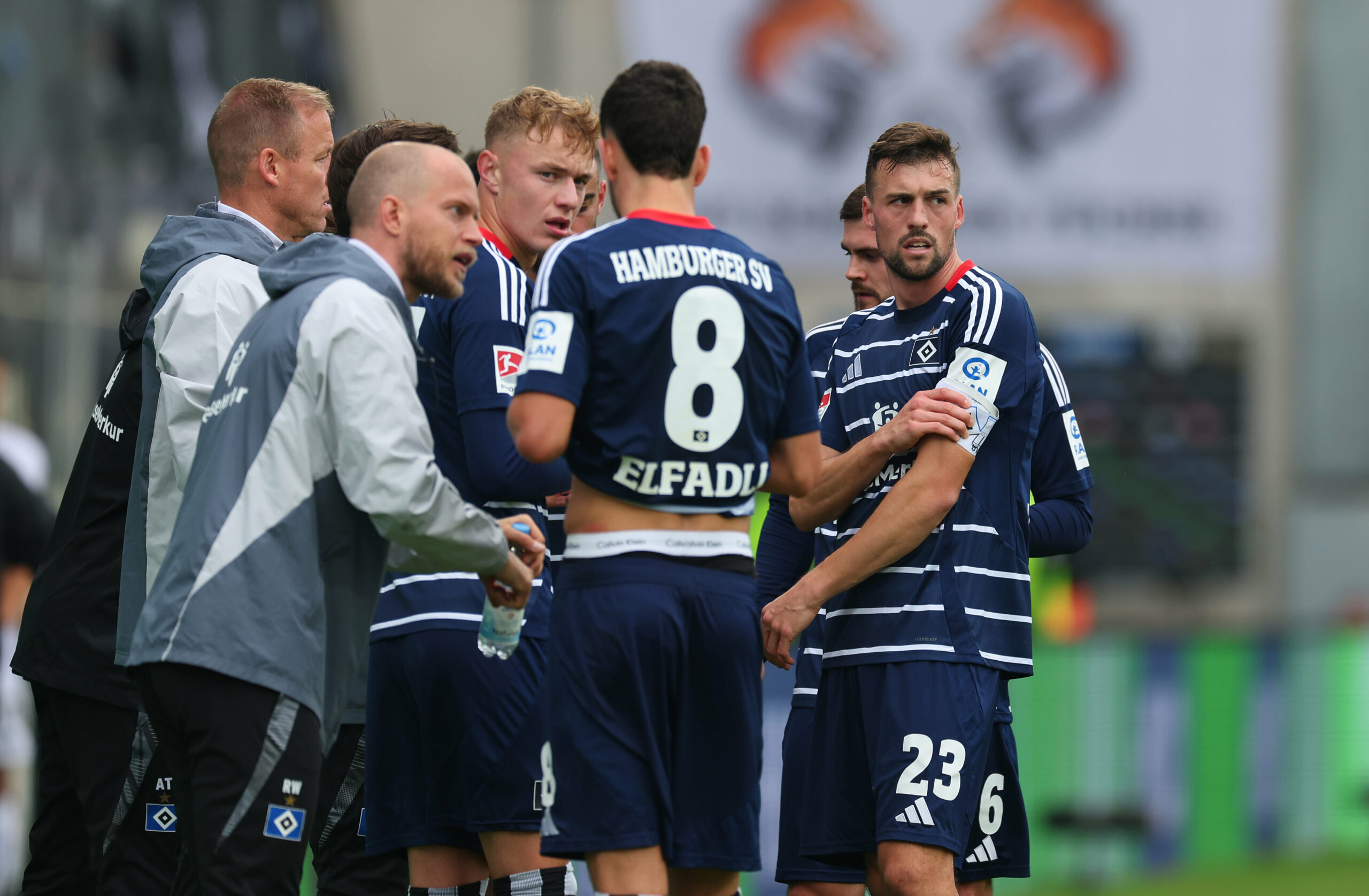 Adam Karabec, Daniel Elfadli und Jonas Meffert holen sich an der Seitenlinie Anweisungen von den Co-Trainern um René Wagner ab