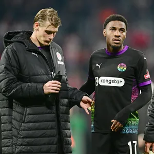 Eric Smith, Oladapo Afolayan und Philipp Treu stehen enttäuscht auf dem Platz