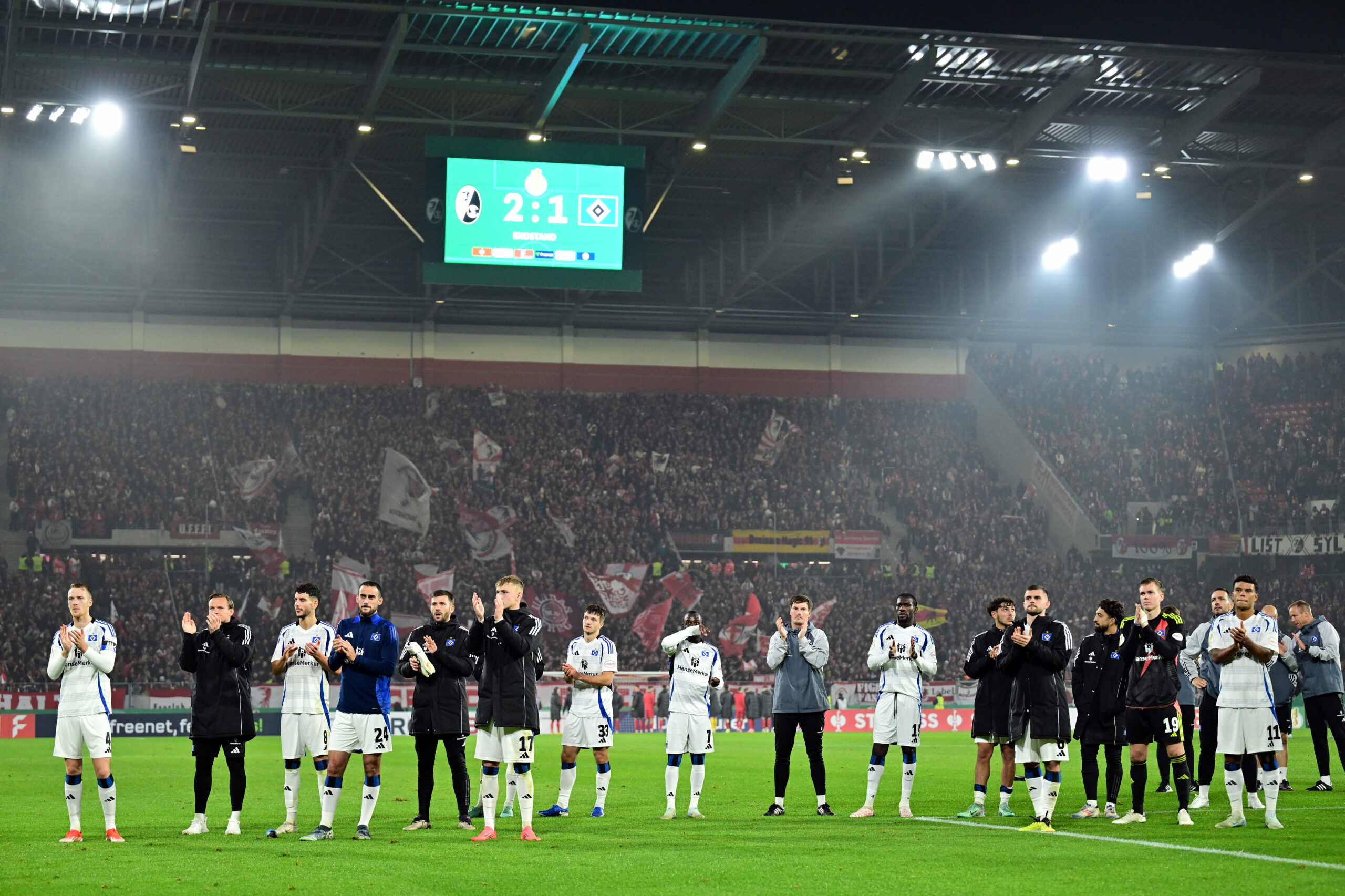 HSV-Profis applaudieren nach Schlusspfiff