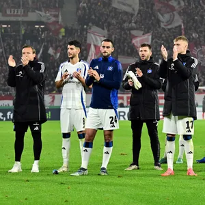 HSV-Profis applaudieren nach Schlusspfiff