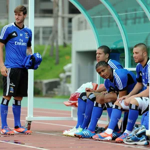Jacopo Sala, Jeffrey Bruma, Michael Mancienne und Gökhan Töre auf der Ersatzbank des HSV