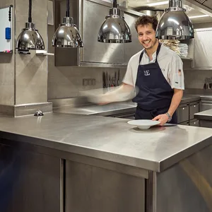 Sternekoch Maurizio Oster (36) in der Küche seines Restaurants „Zeik“ in Winterhude