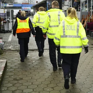 Zollbeamte bei einer Razzia in Hamburg (Symbolbild).