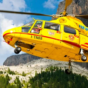 Ein Hubschrauber der italienischen Bergrettung im Einsatz.