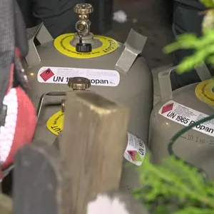 Feuerwehrleute mit den Gasflaschen, die in der Wohnung in Kellinghusen gefunden wurden.