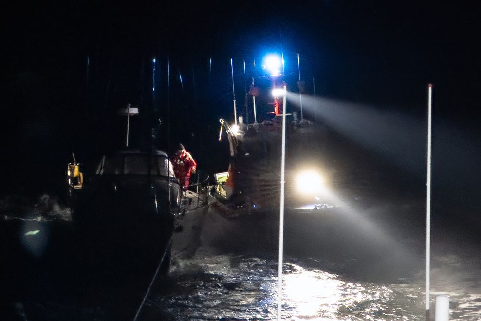 Im Schiff fiel plötzlich die Elektrik aus. Der Skipper löste daraufhin einen Notruf aus.