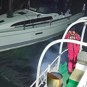 Der 64-jährige Skipper wurde nach einer groß angelegten, fünfstündigen Rettungsaktion von den Seenotrettern der Deutschen Gesellschaft zur Rettung Schiffbrüchiger unversehrt geborgen.