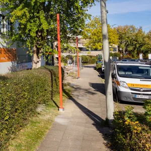 Die Masten für die künftige Haltestelle am Poppenbütteler Bogen stehen bereits.