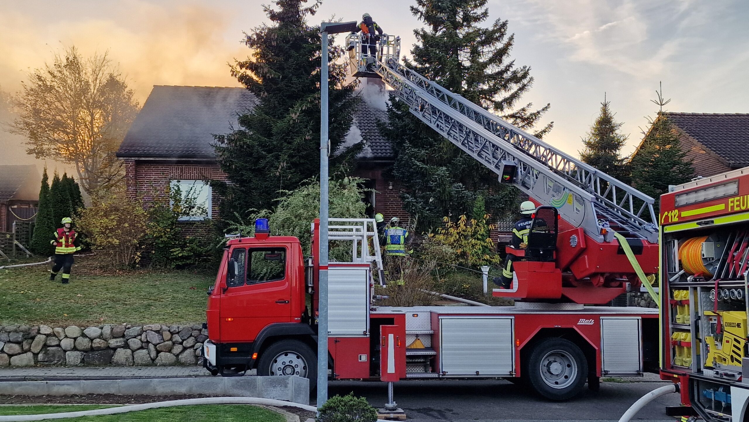 Zwei Brände binnen weniger Stunden an gleicher Stelle – Großeinsätze in St. Michalisdonn