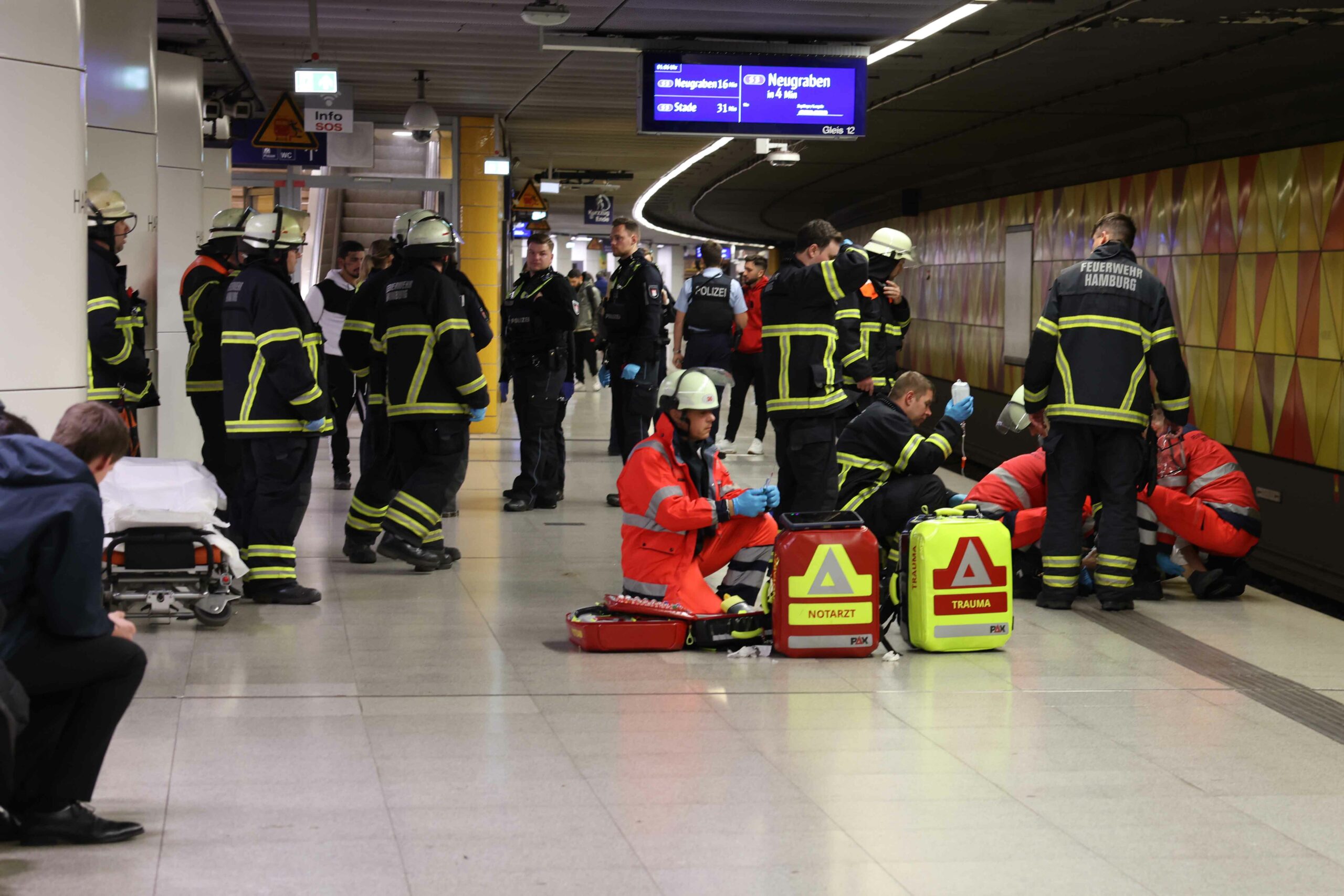 Bei streit am Bahnhof Harburg – Mann stürzt zwischen Bahnsteig und Bahn. Lebensgefahr