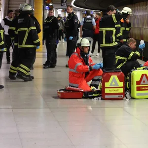 Bei streit am Bahnhof Harburg – Mann stürzt zwischen Bahnsteig und Bahn. Lebensgefahr