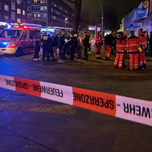 Ein Billiardcafé an der Fuhlsbüttler Straße musste am Sonntagabend evakuiert werden.