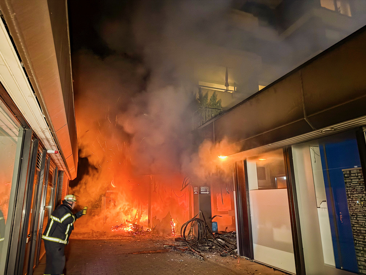 Großbrand in Volksdorf – Hebammenpraxis und Block Haus Restaurant werden raub der Flammen