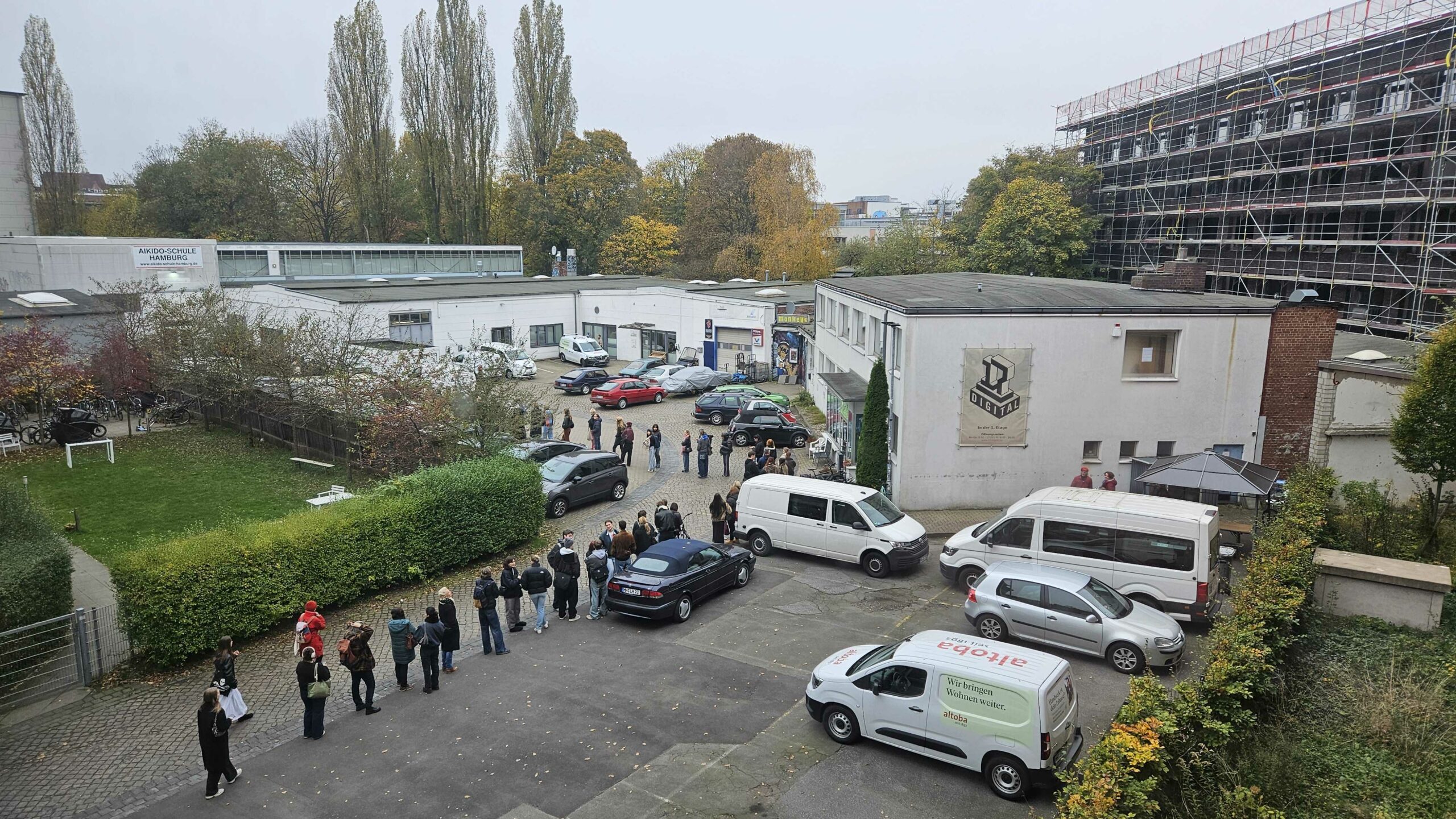 Eine lange Schlange vor dem Kostümfundus „Jacke wie Hose“ in Altona