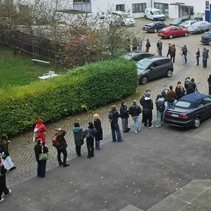Eine lange Schlange vor dem Kostümfundus „Jacke wie Hose“ in Altona