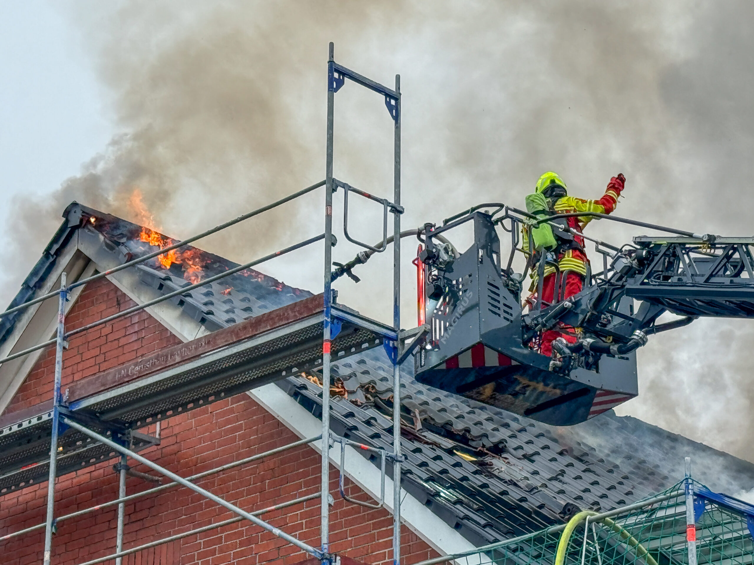 In Lüneburg Neu Hagen brannte am Mittwoch der Dachstuhl eines Mehrfamilienhauses.