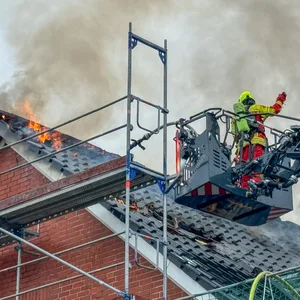 In Lüneburg Neu Hagen brannte am Mittwoch der Dachstuhl eines Mehrfamilienhauses.