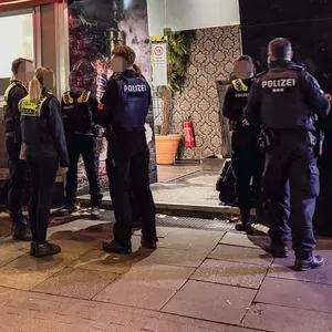 schwer bewaffnete Polizisten vor einer Shisha-Bar