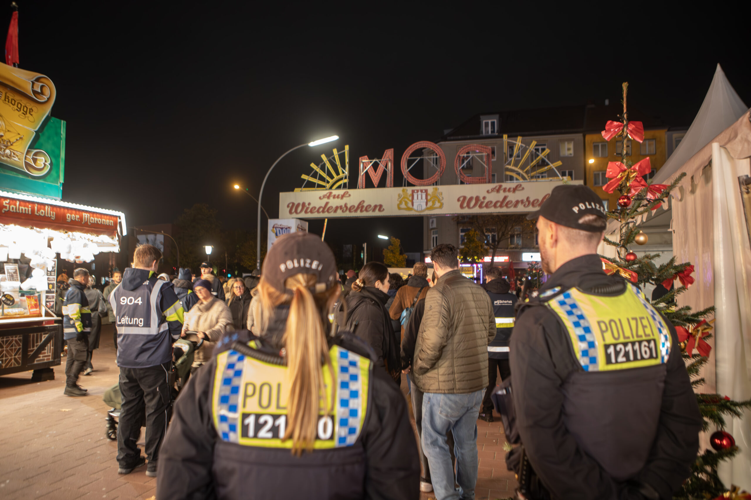 An den Eingängen zum Dom stehen Sicherheitskräfte und kontrollieren stichprobenartig die Domgäste. Auch Polizisten sind vor Ort.